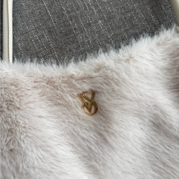 Victoria's Secret Cream Faux Fur Shoulder Bag - Picture 4 of 6